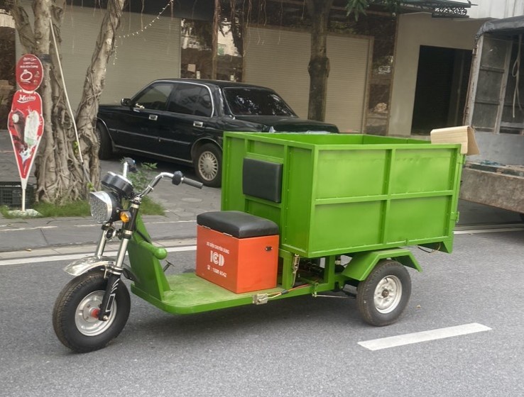 Xe chở rác chạy điện thùng lật đổ 1 khối